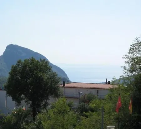 Отель Pineta Ristorante Castello Кава-де-Тиррени