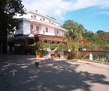 Отель Pineta Ristorante Castello Кава-де-Тиррени