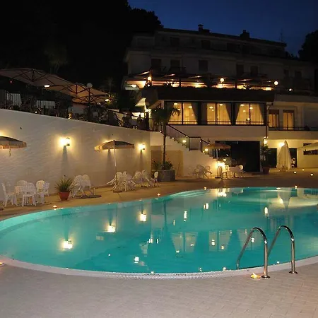 Pineta Ristorante Castello Hotel 3*